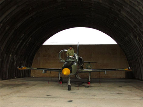 Những chiếc L-39C trong vùm ụ cũng được chằng buộc chắc chắn.