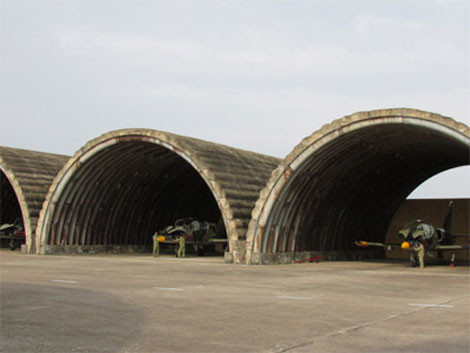 Tất cả các máy bay huấn luyện - chiến đấu L-39C - tài sản quý giá của Không quân Nhân dân Việt Nam đã được sơ tán vào các vòm ụ kiên cố để bảo vệ trước cơn siêu bão Haiyan.