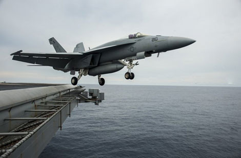 Tiêm kích hạm F/A-18 cất cánh từ tàu Washington trong cuộc diễn tập trên Biển Đông ngày 24-25/10.