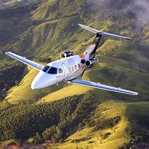 Với thiết kế khoang hành khách theo phong cách limousine, Embraer Phantom 100 được coi là mẫu mực cho mọi chiếc máy bay tư nhân, có giá 4,4 triệu USD.