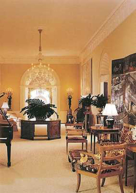 Có vẻ như tiền sảnh tầng 2 Nhà Trắng là nơi hấp dẫn nhất đối với các hồn ma với sự trở về thường xuyên của Tổng thống Abraham Lincoln, Đệ nhất phu nhân Eleanor Roosevelt. Thậm chí Tổng thống William Howard Taft từng tuyên bố trông thấy hồn ma của Đệ nhất phu nhân Abigail Adams đi xuyên qua các cánh cửa tầng 2.