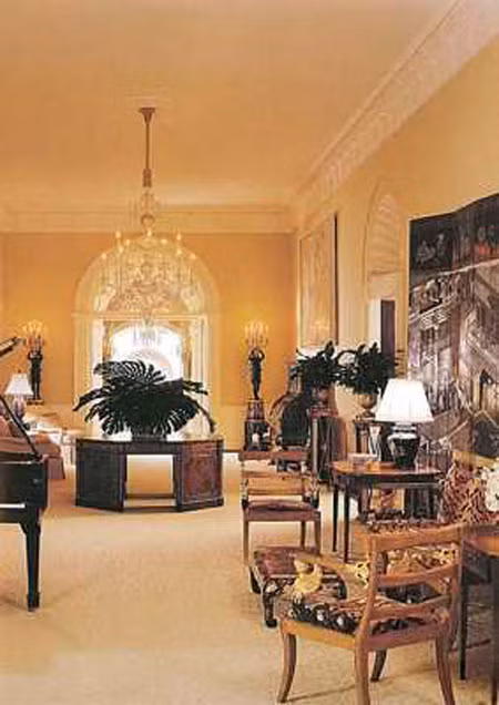 Có vẻ như tiền sảnh tầng 2 Nhà Trắng là nơi hấp dẫn nhất đối với các hồn ma với sự trở về thường xuyên của Tổng thống Abraham Lincoln, Đệ nhất phu nhân Eleanor Roosevelt. Thậm chí Tổng thống William Howard Taft từng tuyên bố trông thấy hồn ma của Đệ nhất phu nhân Abigail Adams đi xuyên qua các cánh cửa tầng 2.