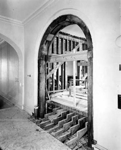 Nhiều người "chạm trán" hồn ma của Tổng thống Andrew Jackson tại phòng ngủ Hoa hồng và nghe thấy ông đang cười vang hoặc chửi thề gay gắt.