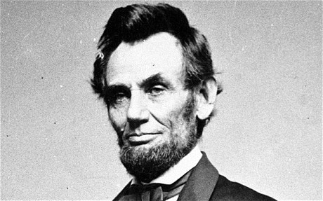 Mọi chuyện ma quái bắt đầu từ sau khi Tổng thống Abraham Lincoln qua đời ngày 15/04/1865 do bị ám sát.