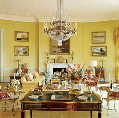 Khi còn tại vị, Tổng thống Lincoln rất thích căn phòng Bầu dục này. Sau khi ông chết, nhiều nhân viên Nhà Trắng và Đệ nhất phu nhân Grace Coolidge khẳng định, họ nhìn thấy hồn ma Lincoln ngồi trong phòng này nhìn ra cửa sổ.