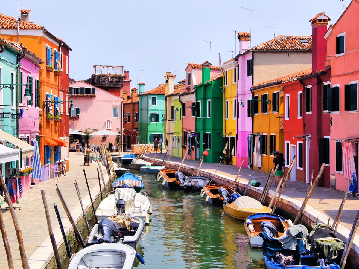 Dạo trên sông để ngắm những ngôi nhà đầy màu sắc sặc sỡ trong Isola di Burano. Burano là một trong những địa danh nổi tiếng bậc nhất ở Italy, với những khung cảnh lãng mạn và đầy màu sắc nghệ thuật.