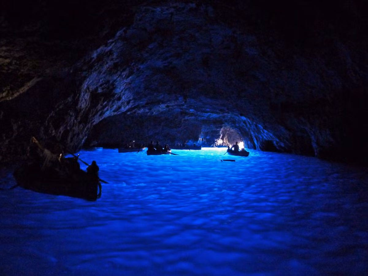 Đến với Capri bạn nên ghé thăm hang động Blue Grotto, nơi mà mặt nước phản chiếu thứ ánh sáng xanh đầy huyền ảo lên trần của hang động này tạo nên cái nhìn huyền bí.
