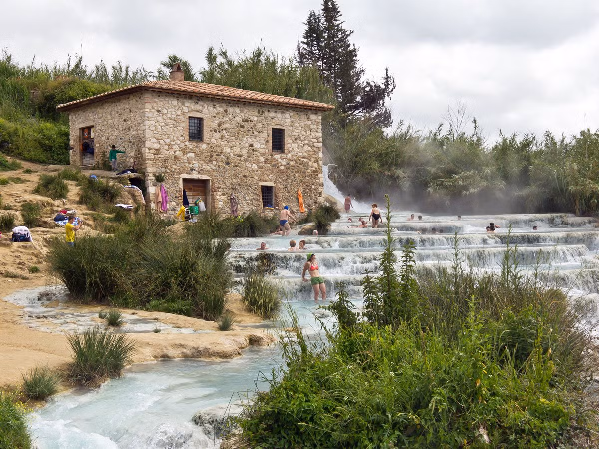 Đến với Saturnia ở Tuscany bạn sẽ ngâm mình trong những dòng nước nóng tự nhiên chảy qua những dãy núi đá vôi già. Saturnia được mệnh danh là một địa điểm spa tự nhiên lớn nhất thế giới.