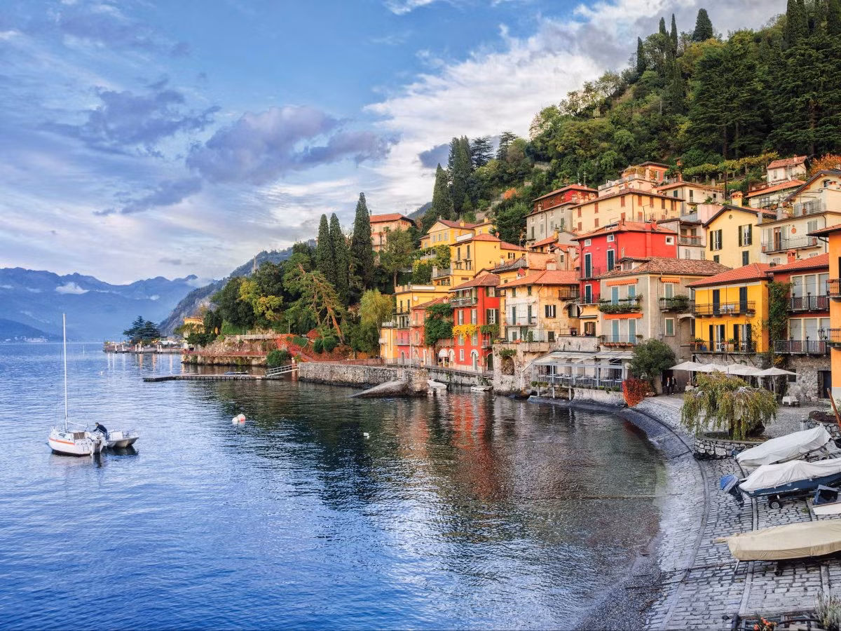 Chèo thuyền trên hồ Lago di Como, một trong những hồ nước tự nhiên đẹp nhất tại Italy. Tại đây bạn có thể trải nghiệm việc lênh đênh trên sông nước và cùng các ngư dân tại đây đánh bắt cá.