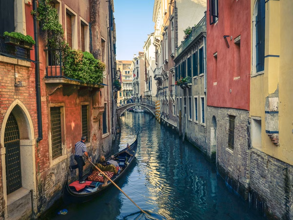 Thật đáng tiếc nếu đến Italy mà bạn không được một lần thử cảm giác đi thuyền dạo trên các con kênh chạy vòng quanh thành phố Venice. Thành phố nên thơ và hữu tình nhất của Italy. Nơi mà người tham quan không chỉ được đi dạo trên kênh mà còn được chính những người lái thuyền hát cho nghe những bài hát để miêu tả thành phố của họ như O Sole Mio, Santa Lucia hay Little Girl.