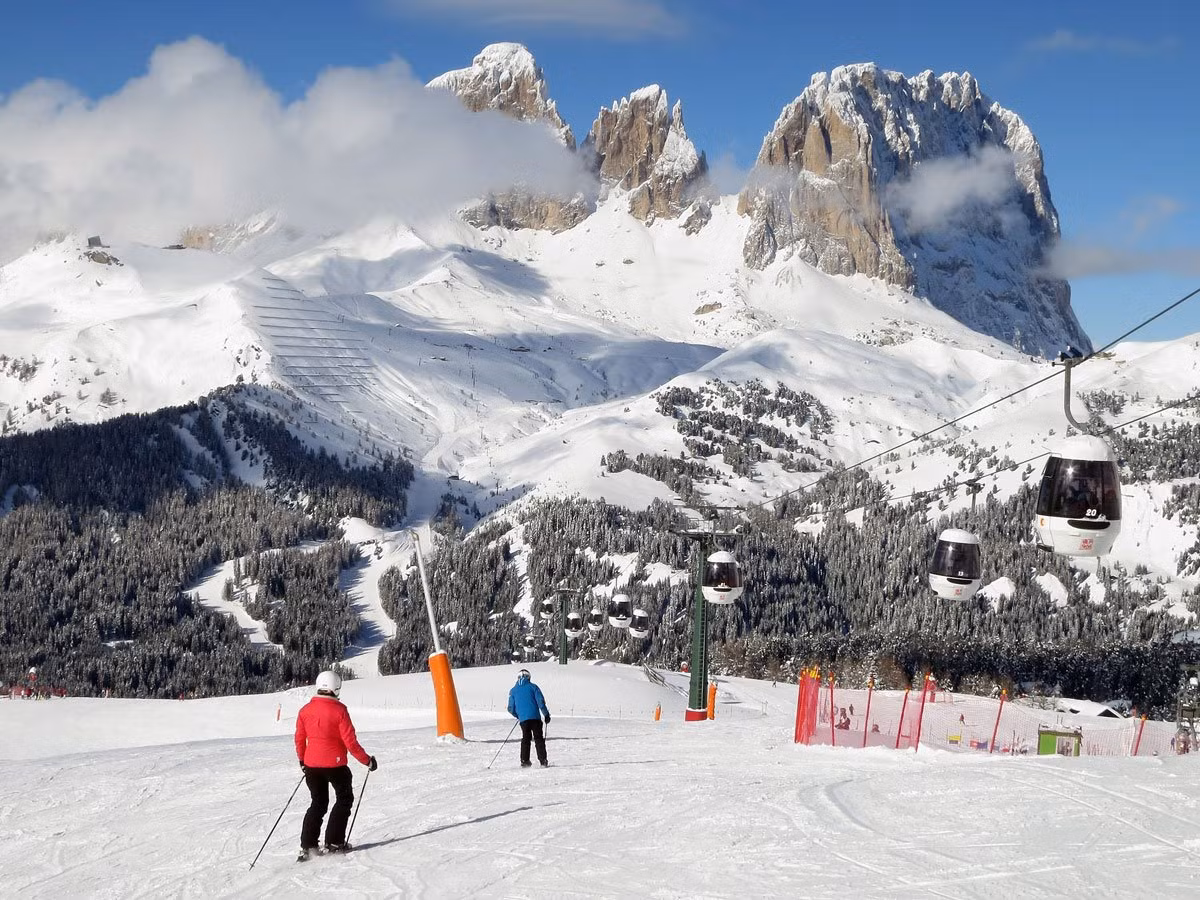 Nếu bạn là người thích những môn thể thao mạo hiểm như trượt tuyết, địa điểm mà bạn nên ghé tới khi đến với đất nước hình chiếc ủng đó là làng trượt tuyết Dolomites, một ngôi làng nằm tại trên dãy Alps phía bắc Italy.