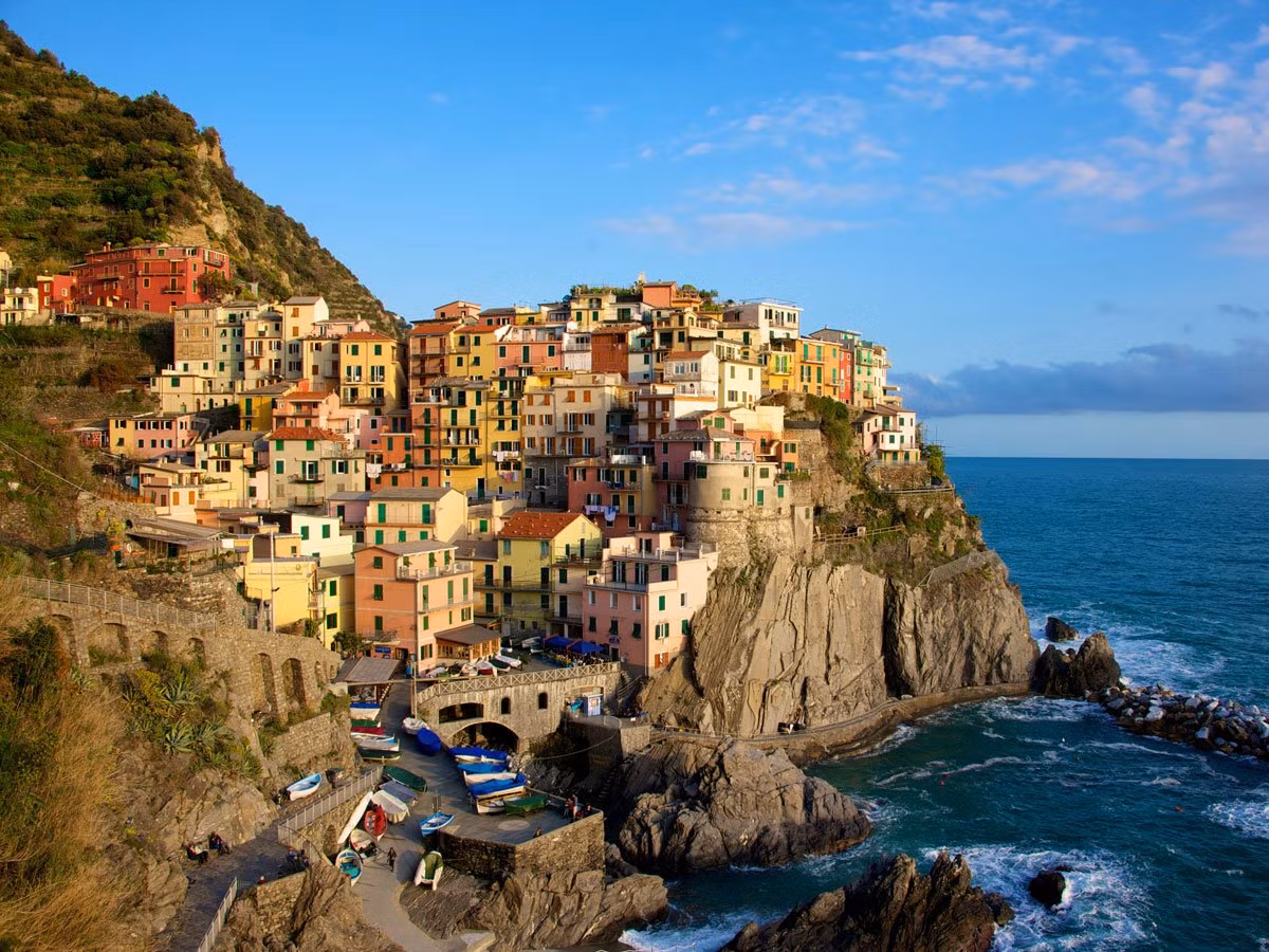Khi bạn tới với Cinque Terre, điều bạn muốn thưởng thức nhất đó có lẽ là đi dạo trên các con đường quanh co chạy men theo sườn núi và cùng khám phá những ngôi nhà cheo leo trên vách núi.