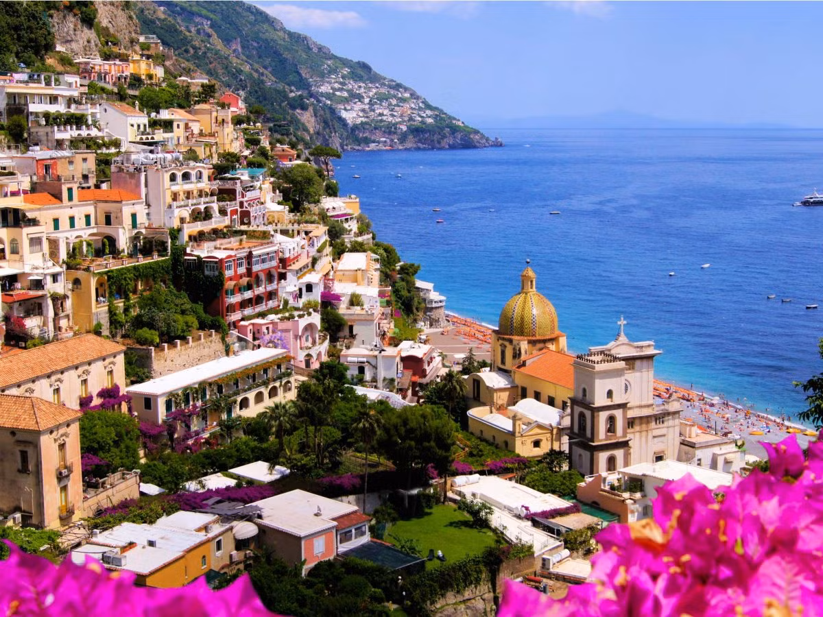 Điều thú vị đầu tiên mà bạn nên thưởng thức đó là lái xe dọc theo những vách đá đẹp tuyệt vời, nơi dẫn tới bãi biển Amalfi. Nơi đây được mệnh danh là thiên đường hoa giấy của Italy với nhiều loại hoa giấy đủ màu sắc, và cũng chính loại hoa này tạo nên một Amalfi đẹp tựa thiên đường.