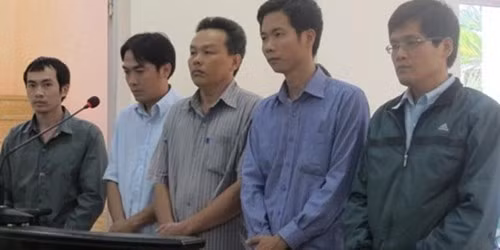 4 bị cáo công an cùng chỉ tội bị cáo Thành (bìa trái). Bị cáo Thành liên tục phản đối nhưng đành bó tay vì không có nhân chứng khác.