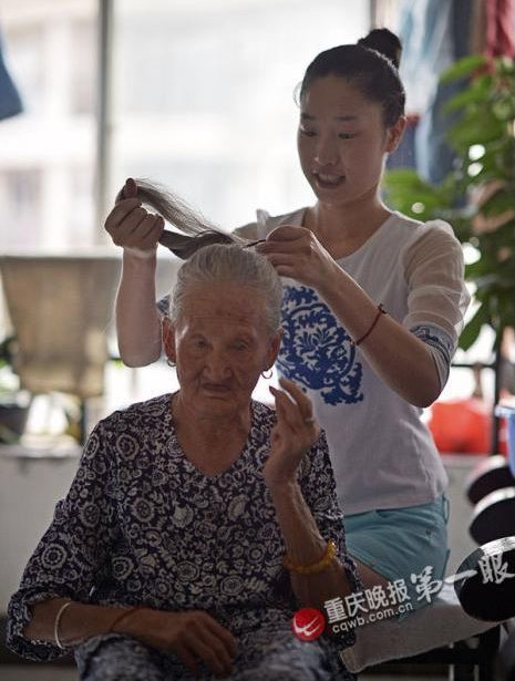 Yêu thương và coi trọng cô cháu gái “từ trên trời rơi xuống” của mình, cụ Wan dù đã già yếu nhưng vẫn luôn cố gắng dùng sức mình để phụ giúp Huang.