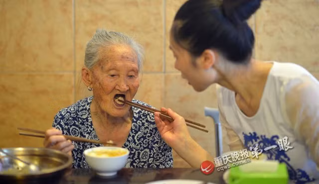 Cụ Wan vốn phải sống cuộc sống lang thang, không nơi nương tựa, trông thấy tình cảnh này, Huang đã tình nguyện chăm sóc, phụng dưỡng cho bà cụ.