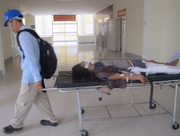 Công nhân bị thương đang được cấp cứu tại bệnh viện đa khoa Hà Tĩnh