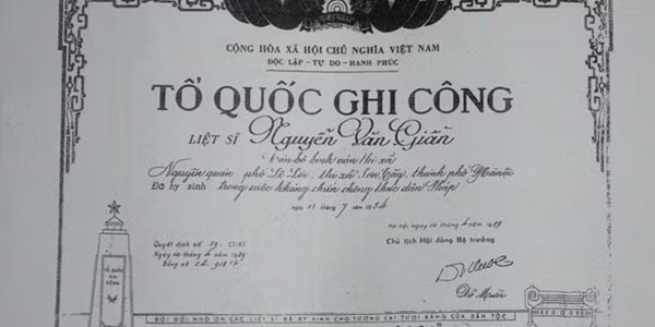 Tấm bằng Tổ quốc ghi công với Liệc sĩ Nguyễn Văn Dần cùng giấy báo tử vẫn đang "được" Phòng LĐTb&XH thị xã Sơn Tây cất giữ.