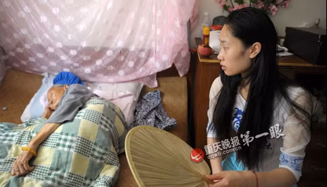 Vì tuổi già, cụ Wan Zongsiu thường xuyên mất ngủ về đêm, Huang lại không có nhiều điều kiện, có nhà khang trang với điều hòa không khí để đảm bảo cuộc sống dễ chịu cho bà ngoại. Cô lo lắng bà phải chịu nóng nên thường túc trực bên cạnh giường và quạt cho bà.