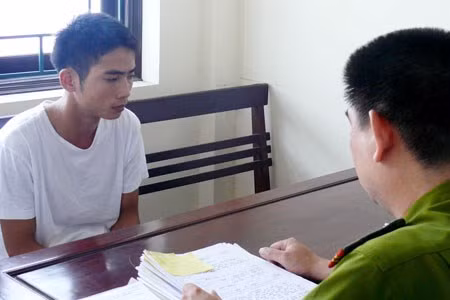 Một cuộc lấy lời khai nghi can tại phòng điều tra.