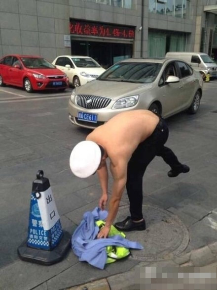 Điều đáng chú ý là, trong tình huống này, Giang Hổ lại không hề bị phạt, hay bị người dân chỉ trích. Người đi đường thấy Giang Hổ cởi áo lại còn khen anh có khuôn mặt tuấn tú và thân hình đẹp như người mẫu với cơ bụng 6 múi nóng bỏng.