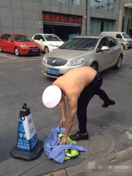 Điều đáng chú ý là, trong tình huống này, Giang Hổ lại không hề bị phạt, hay bị người dân chỉ trích. Người đi đường thấy Giang Hổ cởi áo lại còn khen anh có khuôn mặt tuấn tú và thân hình đẹp như người mẫu với cơ bụng 6 múi nóng bỏng.