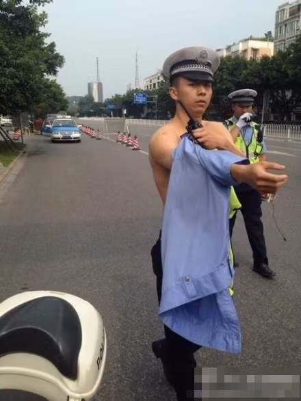 Theo những chia sẻ trên mạng Weibo của các nhân chứng, người đi đường còn lên tiếng khen anh này “Đẹp trai thật!”, “Dáng quá đẹp”, “Cơ bụng quá chuẩn!”... Thậm chí với hành động dọa đánh người khác, Giang Hổ còn được khen là người... bản lĩnh.