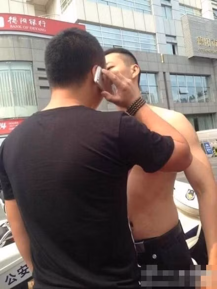 Sự việc xảy ra hôm 18/7, viên cảnh sát trẻ tên Giang Hổ, sau khi gặp nhiều khó khăn trong việc điều khiển giao thông đã tức giận, gây gổ với một người đi đường đã làm anh khó chịu.