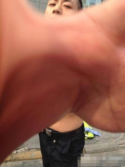 Theo những nhân chứng, Giang Hổ cởi bỏ cảnh phục, vứt xuống đường, trợn mắt và xưng “bố mày” với người đi đường. Những đồng nghiệp của Giang Hổ hoảng hốt, tiến lại và rất vất vả để can ngăn anh này làm bậy.