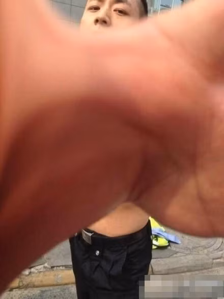 Theo những nhân chứng, Giang Hổ cởi bỏ cảnh phục, vứt xuống đường, trợn mắt và xưng “bố mày” với người đi đường. Những đồng nghiệp của Giang Hổ hoảng hốt, tiến lại và rất vất vả để can ngăn anh này làm bậy.