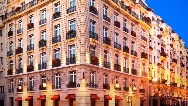 Sau khi chuyển tới PSG từ AC Milan hè năm 2012, Ibra được ban lãnh đạo đội bóng nước Pháp bố trí ở tạm tại khách sạn 5 sao The Bristol. Giá thuê phòng thấp nhất ở khách sạn này lên tới 730 euro/ngày. Do đặt ra quá nhiều tiêu chuẩn cao nên sau 1 tháng vẫn chưa tìm được địa điểm ưng ý, bực mình, ngôi sao người Thụy Điển quyết định mua đứt khách sạn The Bristol làm nhà ở.