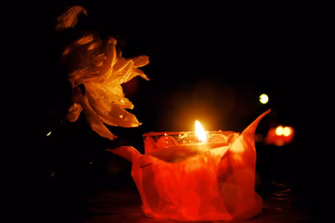 Hoa cúc và nến sáng trong đêm mưa ở nghĩa trang huyện biên giới xa xôi - khung cảnh ấy khiến nhiều người rơi nước mắt.