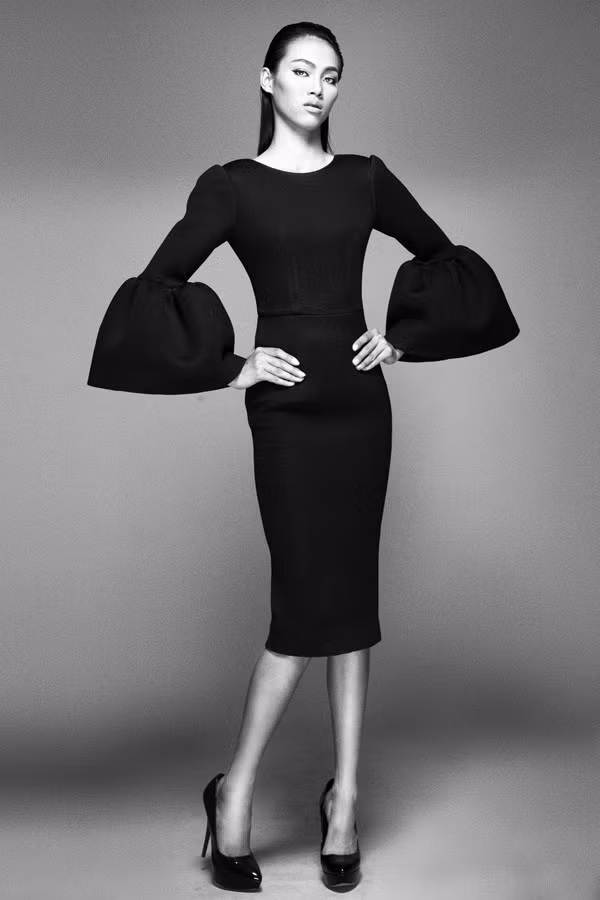 Với khuôn mặt biểu cảm, toát lên vẻ sang trọng, góc cạnh cùng khả năng trình diễn trên sân khấu tốt, Đào Nhung đã không mấy khó khăn để sải bước trên sàn catwalk trong những bộ sưu tập của giám khảo Đỗ Mạnh Cường.