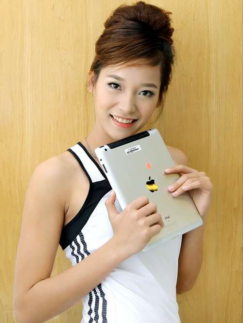 Dương Thị Nhàn sinh ra ở Long An - cái nôi của rất nhiều nhân vật đình đám trong làng bóng chuyền Việt Nam. Tiếng là sinh ra ở cái nôi của làng bóng chuyền nhưng gia đình Nhàn lại không ai theo nghiệp thể thao. Dương Nhàn được phát hiện qua chuyến tuyển quân của cô Lương Nguyễn Ngọc Hiền.