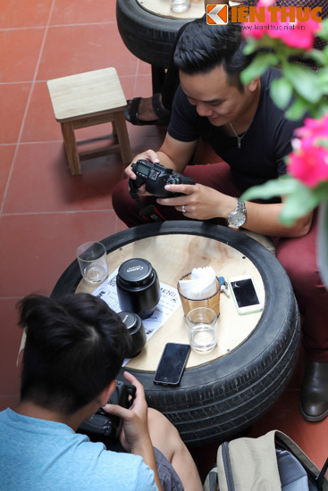 Ngoài ra, chủ quán còn tự mình mở những lớp hướng dẫn photoshop cho bạn bè và những vị khách đến với quán.