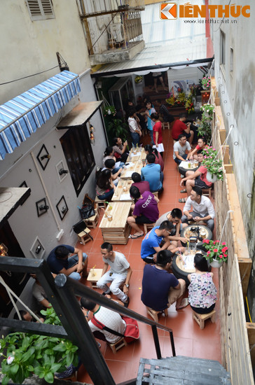 Art Zone không đơn thuần là một quán cafe mà nó còn bao gồm chụp ảnh nghệ thuật, thời trang, buôn bán và giao lưu phụ kiện phục vụ nhiếp ảnh.