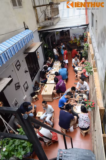 Art Zone không đơn thuần là một quán cafe mà nó còn bao gồm chụp ảnh nghệ thuật, thời trang, buôn bán và giao lưu phụ kiện phục vụ nhiếp ảnh.