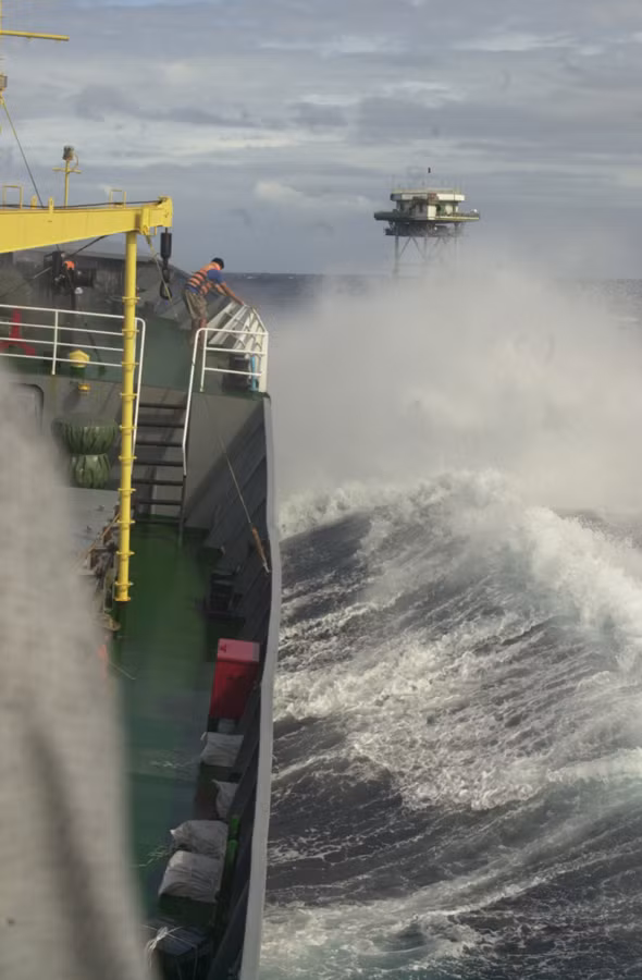 Nhà giàn DK1 trong bão tố. Ảnh: TC