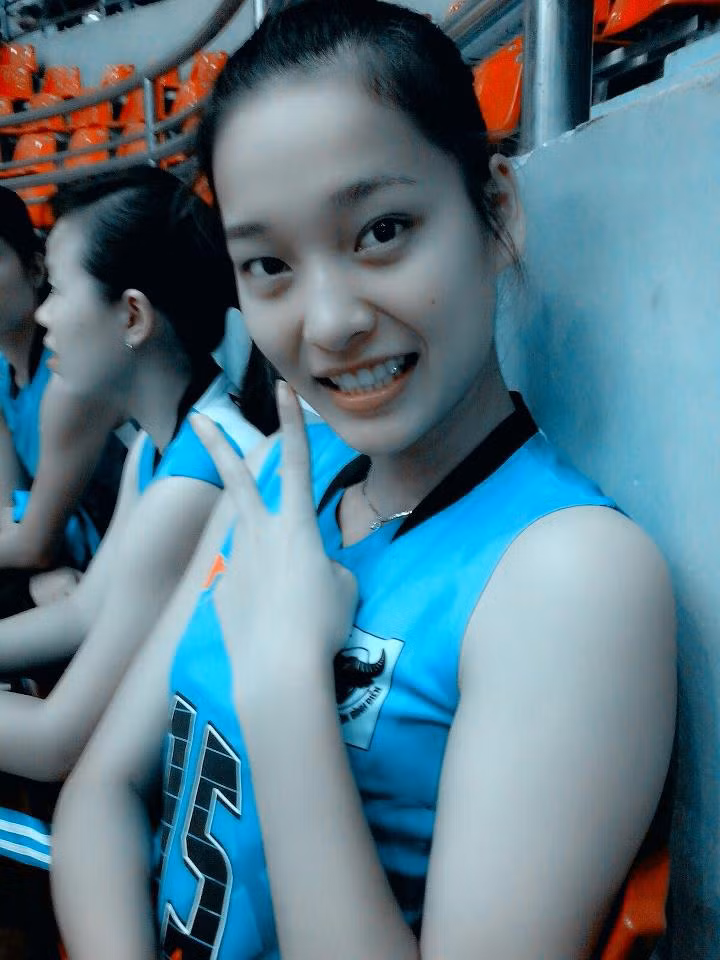 Dương Nhàn năm nay vừa tròn 18 tuổi, cao 1,74m chơi ở vị trí chủ công.