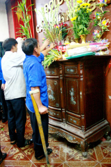 Trời tối, mưa gió cũng không cản được bước chân của một cựu chiến binh đến thắp hương cho đồng đội đã hy sinh.