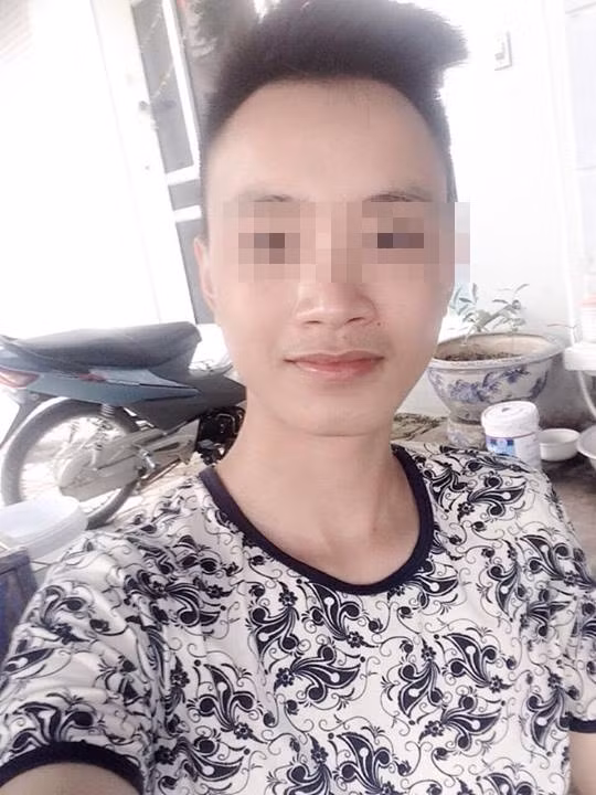 Tuyên A. đang sinh sống tại Hà Nội, trên trang cá nhân đầy ắp những bức ảnh "tự sướng" kiểu trẻ con của thanh niên này gần đây xuất hiện nhiều status lăng mạ, chửi vợ sắp cưới. Và mới đây, việc thanh niên này khoe đánh vợ sắp cưới khiến bạn bè, cư dân mạng vô cùng phẫn nộ.