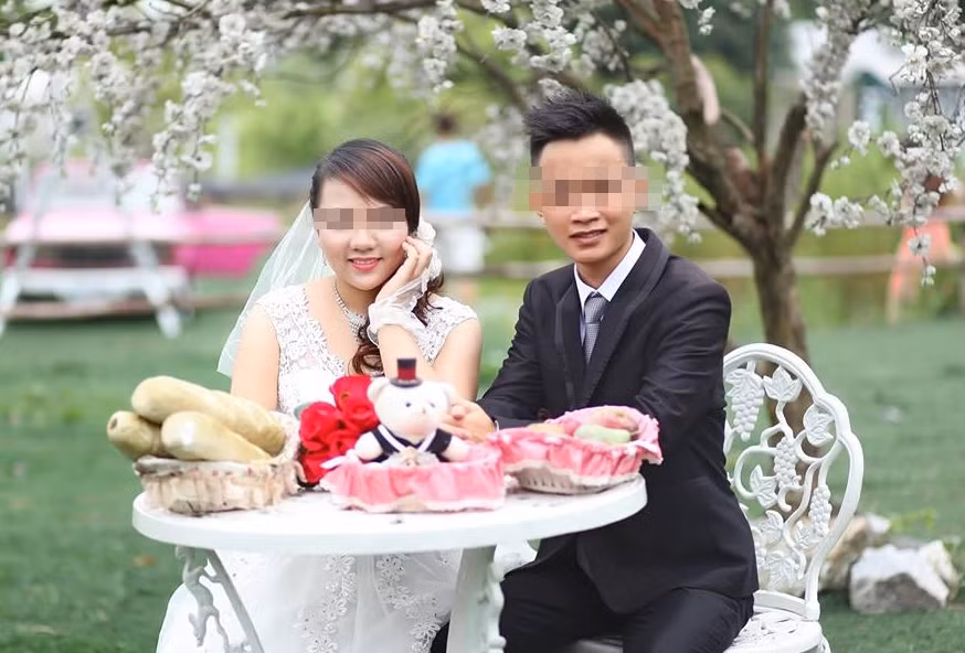 Mới đây, cư dân mạng xôn xao bàn tán về thông tin một chàng trai khoe "chiến tích" đánh đập vợ sắp cưới mới 18 tuổi lên mạng. Tuyên A. và Giang A. dù sắp kết hôn và đã chụp ảnh cưới nhưng nhìn vào những gì mà Tuyên A. thể hiện có thể thấy thanh niên này dường như không có tình cảm gì với vợ sắp cưới.