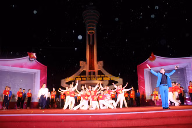 Các nghệ sỹ đội mưa biểu diễn văn nghệ trong đêm thắp nến tri ân.