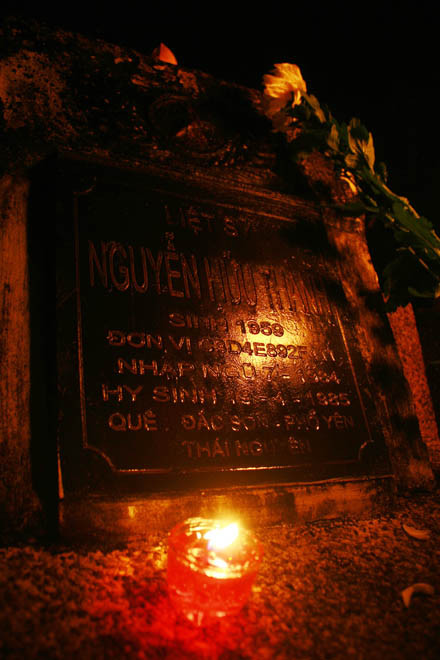 Những ngọn nến cháy sáng lên, giúp cho những người cựu chiến binh lần dò từng hàng mộ trong nghĩa trang, tìm tên đồng đội.