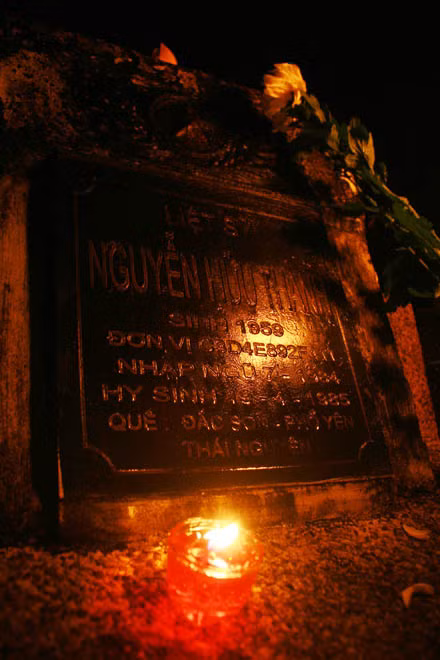 Những ngọn nến cháy sáng lên, giúp cho những người cựu chiến binh lần dò từng hàng mộ trong nghĩa trang, tìm tên đồng đội.