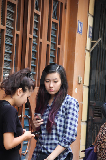 Mie Nguyễn cũng đến cùng với JV, đứng đợi ngoài cửa với cảm xúc buồn bã, thương tiếc biểu lộ rất rõ.