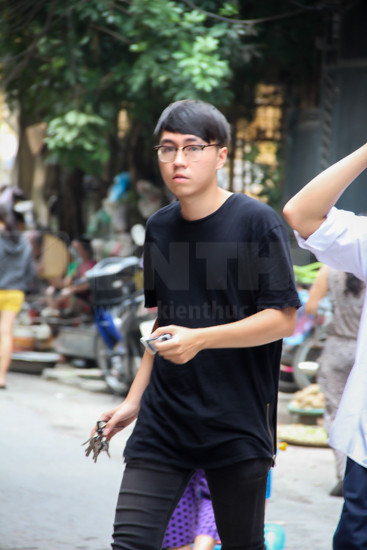 Lâm Việt Anh mặc đồ đen, trông thất thần đến nhà Toàn Shinoda. Được biết hiện tại gia đình đã chuyển thi thể anh Toàn xuống nhà lạnh bệnh viện 198, Hà Nội và chuẩn bị hậu sự.