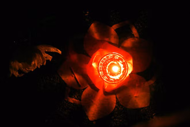 Mỗi ngọn nến đều được các bạn đoàn viên bọc bằng hoa sen giấy, với ý nghĩa tôn vinh các liệt sỹ đã hy sinh.