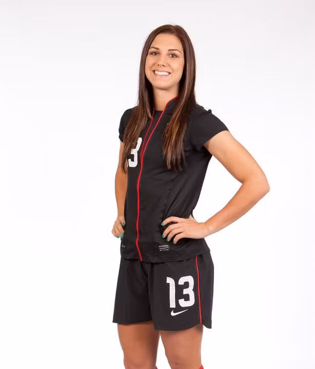 Năm 2012, trận đấu với Mexico đánh dấu sự thăng tiến của cô lên đẳng cấp quốc tế và sau đó, cô ghi bàn thắng đầu tiên khi ở đẳng cấp này trong trận đấu với Trung Quốc. Người đẹp này nổi tiếng với thân hình không hề thua kém những người mẫu nổi tiếng cùng vóc dáng khỏe khoắn và mái tóc dài nữ tính.