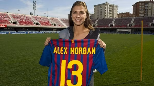 Alex Morgan là nữ cầu thủ bóng đá Mỹ đến từ California. Cô là tiền đạo và là thành viên của đội tuyển quốc gia Mỹ. Cô nắm giữ kỷ lục là nữ cầu thủ trẻ nhất có mặt trong đội tuyển của Mỹ ở mùa giải World Cup nữ năm 2011.